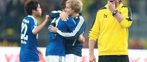 Das geht auf seine Kappe. Dortmunds Trainer Jürgen Klopp verzockte sich taktisch, so dass die Schalker einen lang ersehnten Derbysieg bejubeln konnten. Foto: AFP