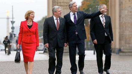 Bundespräsident Joachim Gauck (2. von links) und seine Lebensgefährtin Daniela Schadt beim Antrittsbesuch in Berlin.