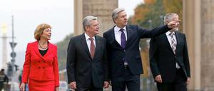 Bundespräsident Joachim Gauck (2. von links) und seine Lebensgefährtin Daniela Schadt beim Antrittsbesuch in Berlin.
