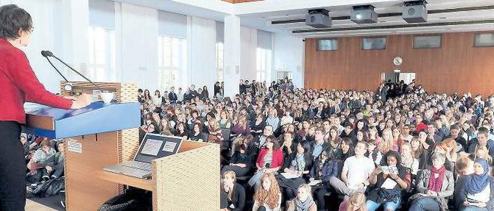 Die Einführungsveranstaltung für Erstsemester an der HU im Audimax.