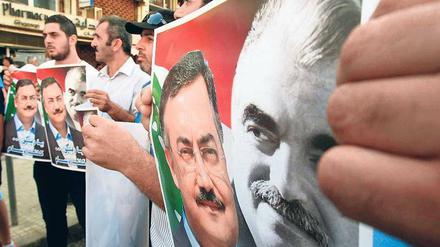 Sieben Jahre danach. Libanesen protestieren nach dem Tod von Geheimdienstchef Hassan. Sie trugen am Sonntag Bilder Hassans und de früheren libanesischen Premiers Hariri (rechts) mit sich. Auch er starb 2005 durch eine Autobombe. Foto: Mohammed Zaatari/dapd
