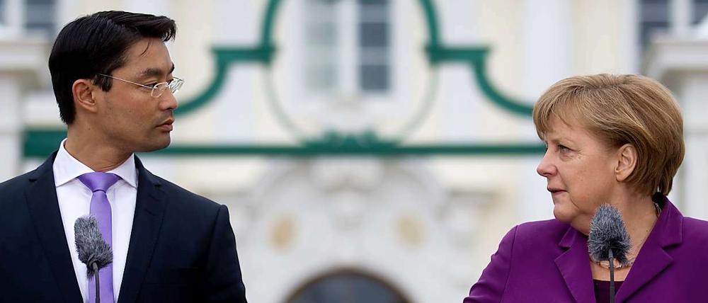 Bundeskanzlerin Angela Merkel (CDU) und Wirtschaftsminister Philipp Rösler (FDP) bei einer gemeinsamen Pressekonferenz.