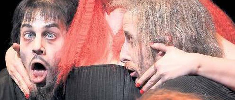 Am Busen des Bösen. Räuberhauptmannstochter Fiorella (Steffi Lehmann) nimmt sich Florian Anderer und Bastian Reiber zur Brust. Foto: Jörg Landsberg