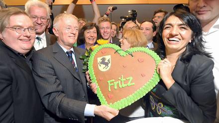 Fritz Kuhn feiert den Sieg mit seinen Parteikollegen.