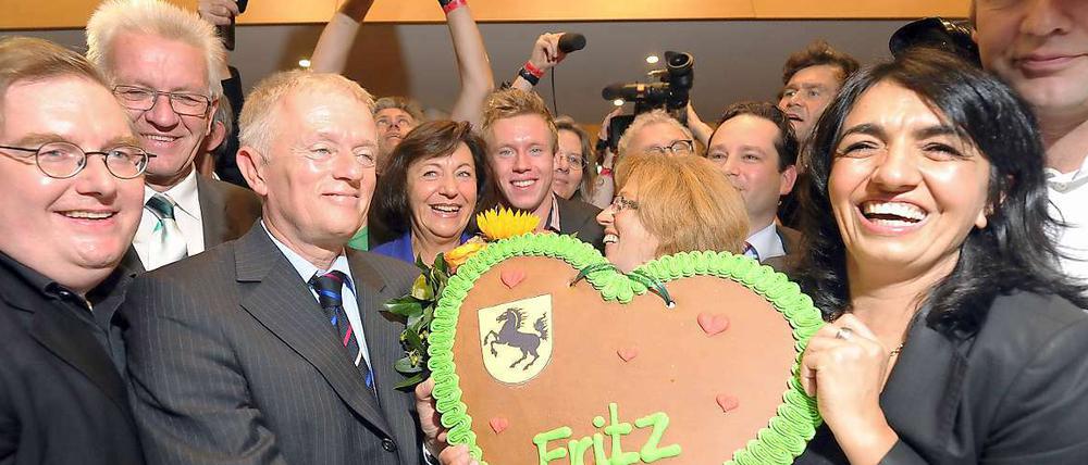 Fritz Kuhn feiert den Sieg mit seinen Parteikollegen.