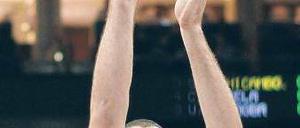 Lockeres Händchen. Alba-Center Albert Miralles erzielte zwar 15 Punkte, konnte die Niederlage aber nicht verhindern. Foto: dapd