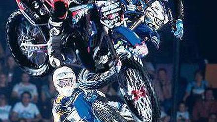 Massenhüpfer. Die Actionsportler vom Nitro Circus zeigen atemberaubende Nummern. Manche finden das Ganze verrückt.
