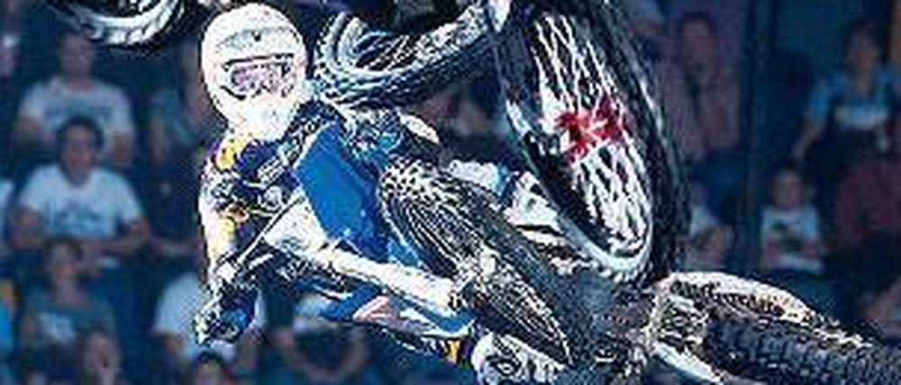 Massenhüpfer. Die Actionsportler vom Nitro Circus zeigen atemberaubende Nummern. Manche finden das Ganze verrückt. 