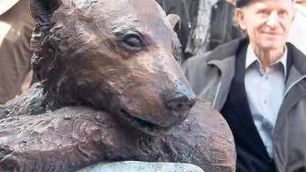 Knut und Künstler. Für solch ein Erinnerungsbild muss man niederknien. Foto: dpa