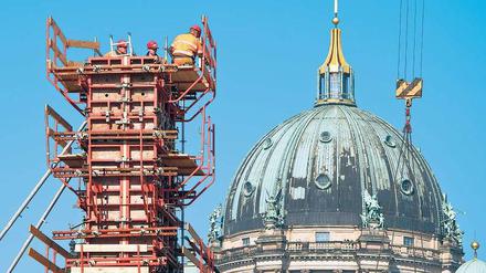 Wohin man blickt. Gebaut wird in Berlin fast an jeder Ecke, wie hier an der Rathausbrücke vor dem Berliner Dom. Die Bauindustrie profitiert vom Immobilienboom in der Hauptstadt. Der wird sich vorrausichtlich auch erst mal nicht abschwächen. 