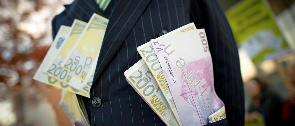 Bürgerverbände fordern mehr Transparenz bei den Politiker-Einkünften. Die Parteien wollten noch vor der Bundestagswahl eine Neuregelung schaffen - und haben sich nun in der Tat geeinigt.