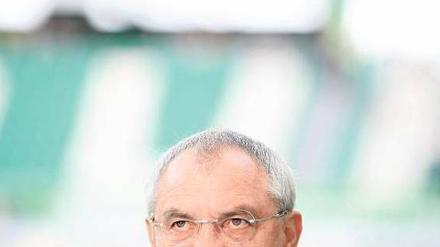 Kurz vorm Untertauchen. Felix Magath, in Wolfsburg einst als Meistertrainer gefeiert, wird mehr und mehr für den Absturz des VfL verantwortlich gemacht. Foto: dpa