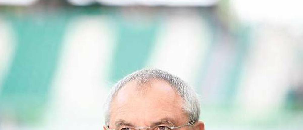 Kurz vorm Untertauchen. Felix Magath, in Wolfsburg einst als Meistertrainer gefeiert, wird mehr und mehr für den Absturz des VfL verantwortlich gemacht. Foto: dpa