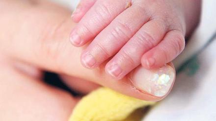 In guten Händen? Nach dem durch Keimbefall in der Charité verursachten Tod eines Babys sind die Eltern der kleinen Patienten an der Universitätsklinik in Sorge. Seit Montag ermittelt auch die Staatsanwaltschaft. 