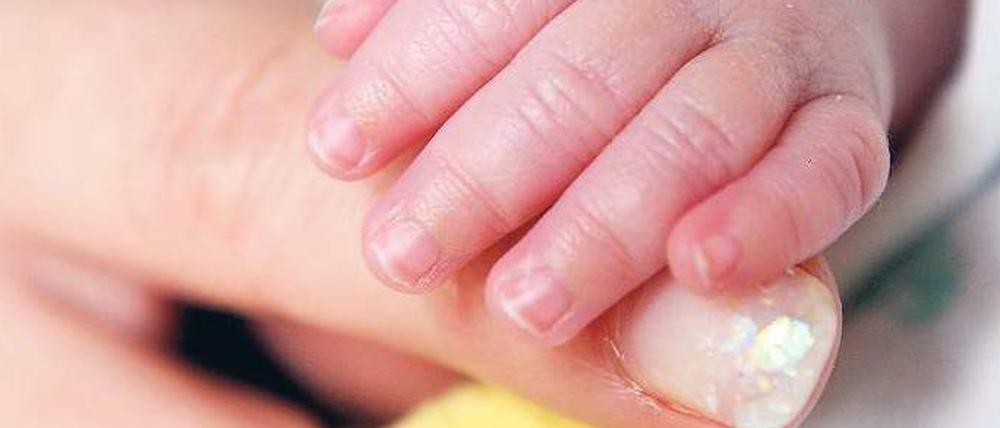 In guten Händen? Nach dem durch Keimbefall in der Charité verursachten Tod eines Babys sind die Eltern der kleinen Patienten an der Universitätsklinik in Sorge. Seit Montag ermittelt auch die Staatsanwaltschaft. 