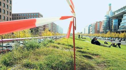 Idyll mit Flatterband. Der Tilla-Durieux-Park am Postdamer Platz ist abgesperrt, weil die Böschung ins Rutschen zu geraten droht. Der Bezirk hat kein Geld für die Reparatur. 