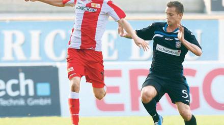 Auf Abstand gehalten. Die Unioner um Simon Terodde (l.) blieben ohne Gegentor. Foto: dapd