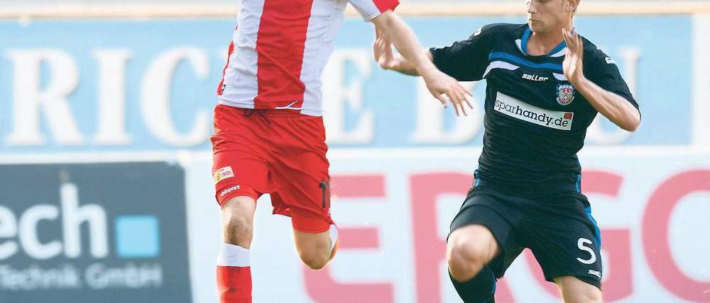 Auf Abstand gehalten. Die Unioner um Simon Terodde (l.) blieben ohne Gegentor. Foto: dapd