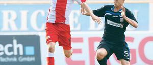 Auf Abstand gehalten. Die Unioner um Simon Terodde (l.) blieben ohne Gegentor. Foto: dapd