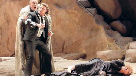 Sing um dein Leben. Matti Salminen als Gurnemanz, Klaus Florian Vogt als Parsifal und Evelyn Herlitzius als Kundry. Foto: Eventpress