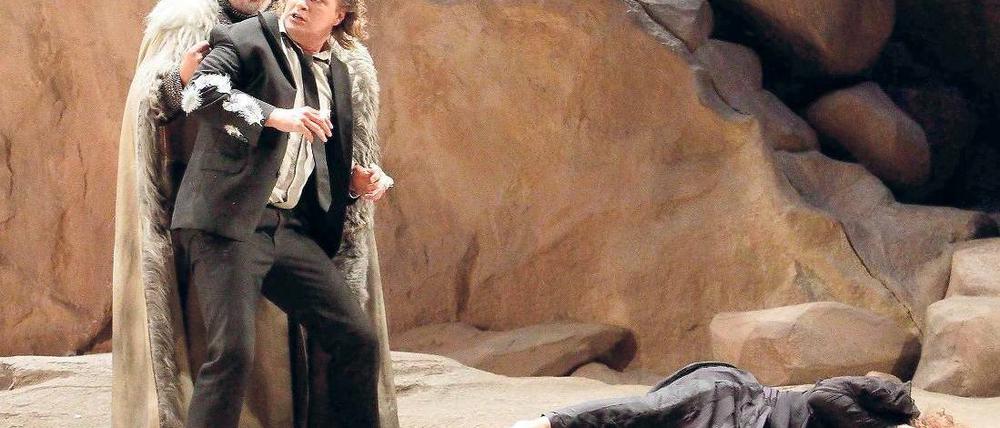 Sing um dein Leben. Matti Salminen als Gurnemanz, Klaus Florian Vogt als Parsifal und Evelyn Herlitzius als Kundry. Foto: Eventpress