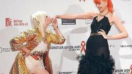 Engagiert. Mia-Sängerin Mieze Katz (links) und Model Bonnie Strange. Foto: dpa