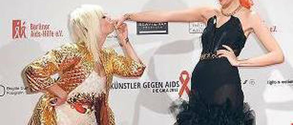 Engagiert. Mia-Sängerin Mieze Katz (links) und Model Bonnie Strange. Foto: dpa