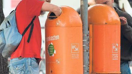 Wühlen und finden. Das Suchen in Abfalleimern kann gefährlich sein.