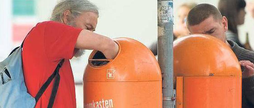 Wühlen und finden. Das Suchen in Abfalleimern kann gefährlich sein.