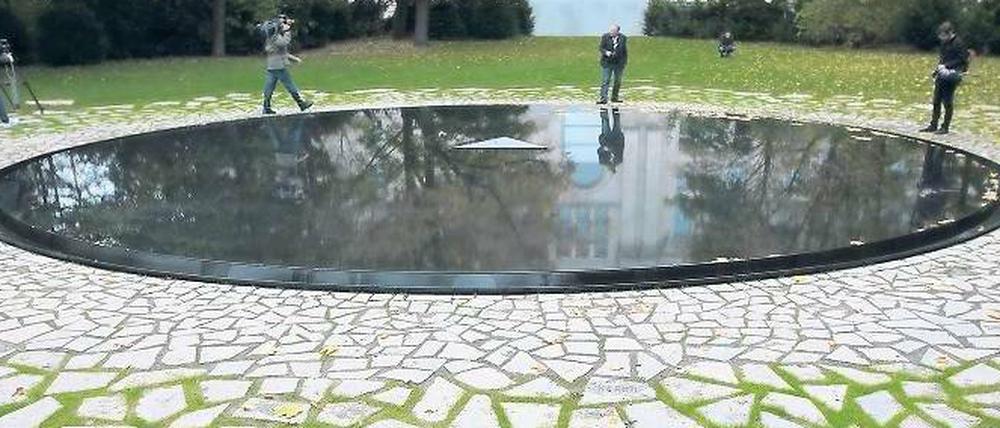 Mitte statt Marzahn. Das Mahnmal an der Südseite des Reichstagsgebäudes. Foto: Michael Kappeler/dpa