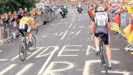 Isoliert. 2004 gewann Lance Armstrong (l.) das Einzelzeitfahren in L’Alpe d’Huez und ließ Ivan Basso keine Chance. Inzwischen steht er aus anderen Gründen alleine da.