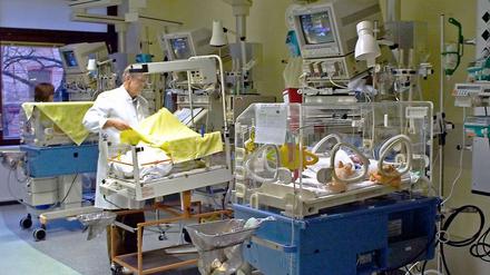 Nach dem Keim-Alarm an der Charité diskutieren Politiker und Experten über die Hygiene an Kliniken.
