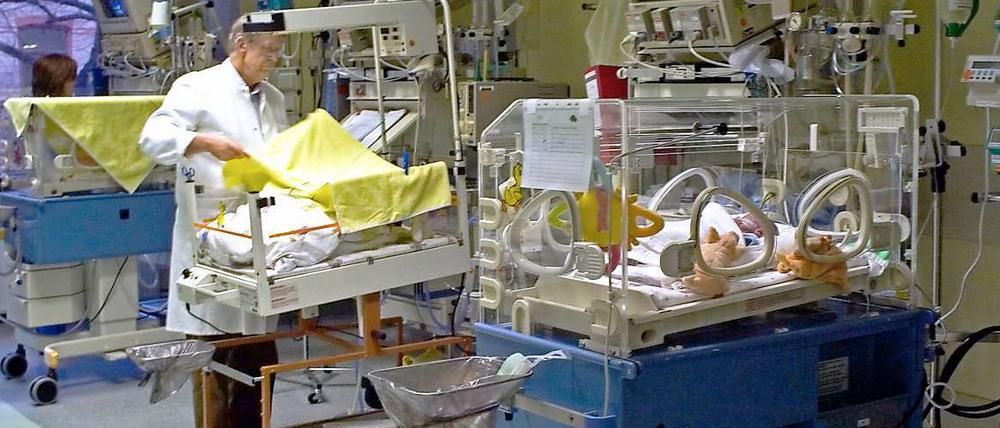 Nach dem Keim-Alarm an der Charité diskutieren Politiker und Experten über die Hygiene an Kliniken.