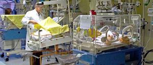 Nach dem Keim-Alarm an der Charité diskutieren Politiker und Experten über die Hygiene an Kliniken.