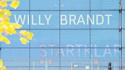 Startklar? Schön wär’s. Das Foto entstand vor zwei Wochen am Terminal in Schönefeld. Der Schriftzug gehört zu einem Projektionswerbebanner, das im Innern der Halle montiert ist. 