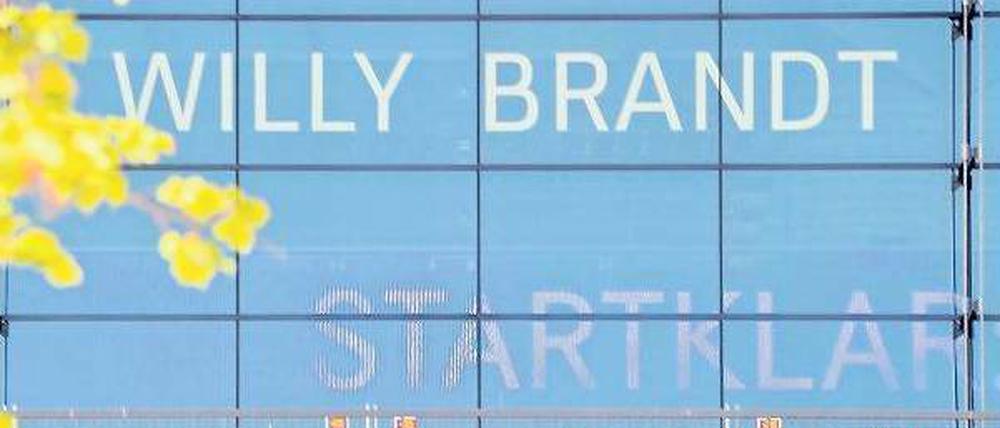 Startklar? Schön wär’s. Das Foto entstand vor zwei Wochen am Terminal in Schönefeld. Der Schriftzug gehört zu einem Projektionswerbebanner, das im Innern der Halle montiert ist. 
