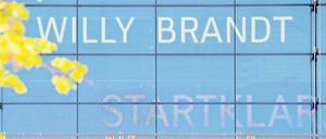 Startklar? Schön wär’s. Das Foto entstand vor zwei Wochen am Terminal in Schönefeld. Der Schriftzug gehört zu einem Projektionswerbebanner, das im Innern der Halle montiert ist.