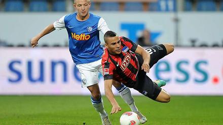 Ausgebremst. Bochums Marc Rzatkowski (links) kämpft um den Ball mit Änis Ben-Hatira.