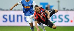 Ausgebremst. Bochums Marc Rzatkowski (links) kämpft um den Ball mit Änis Ben-Hatira.