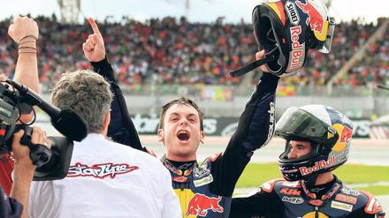 Am Ziel. Sandro Cortese bejubelt seinen Sieg in Sepang, der ihn zum ersten Weltmeister der neuen Moto3-Klasse machte. Foto: Reuters