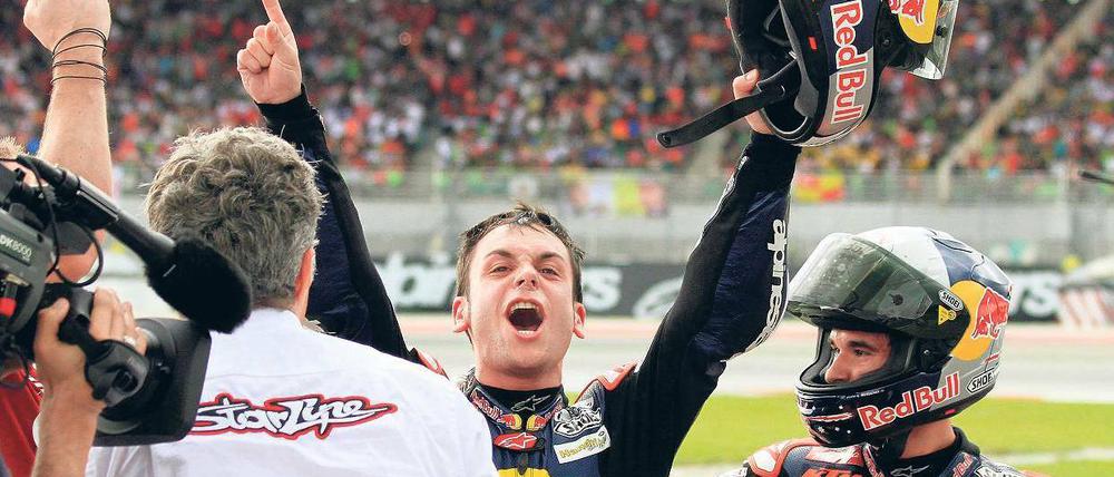 Am Ziel. Sandro Cortese bejubelt seinen Sieg in Sepang, der ihn zum ersten Weltmeister der neuen Moto3-Klasse machte. Foto: Reuters