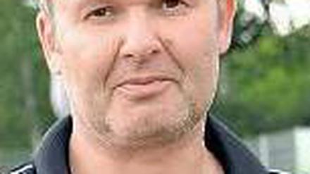  Mario Reichel, 51, trainiert den Fußball-Oberligisten Union Fürstenwalde. Er lebt in Rudow und hat früher für die Amateure von Hertha BSC gespielt.