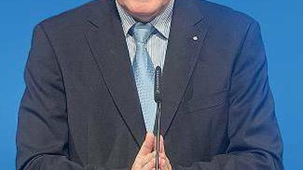 Dabei lief es gerade so gut: CSU-Chef Horst Seehofer ist wenig amüsiert über den Vorfall vom Sonntag. Foto: dapd