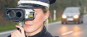 Mobiles Lasergerät. Polizeibeamtin am Dienstag auf der B 83. Foto: dpa