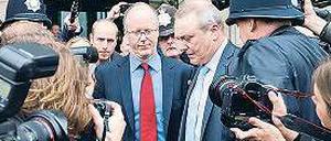 Nichts gelernt. George Entwistle, der neue Chef der BBC, wird nach der Parlamentsanhörung von den Medien umringt.