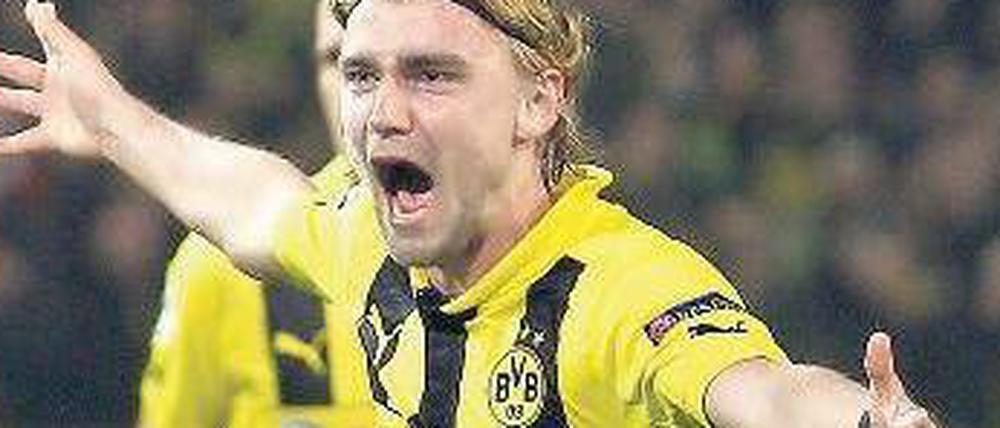 Lass dich umarmen, Welt. Marcel Schmelzer schoss gegen Real Madrid das entscheidende 2:1. Vor wenigen Wochen noch irritierte Joachim Löw ihn und die Öffenttichkeit mit der Aussage, Schmelzer sei in der Nationalelf nur eine Notoption als Linksverteidiger.