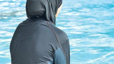 Korankonform am Beckenrand. Eine muslimische Schülerin im Burkini. Den Anblick halbnackter Jungen haben sie hinzunehmen, meinen manche Gerichte. 