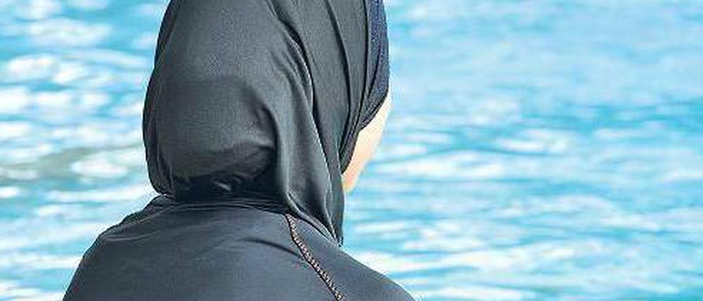 Korankonform am Beckenrand. Eine muslimische Schülerin im Burkini. Den Anblick halbnackter Jungen haben sie hinzunehmen, meinen manche Gerichte. 