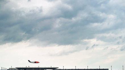 Der Koloss an der Stadtgrenze. Diese Aufnahme entstand mit Blick gen Norden. Zu sehen ist vorn der südliche Seitenpier mit einer Länge von 350 Metern; der Hauptpier vor dem Terminal (links) ist mehr als doppelt so lang.