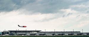 Der Koloss an der Stadtgrenze. Diese Aufnahme entstand mit Blick gen Norden. Zu sehen ist vorn der südliche Seitenpier mit einer Länge von 350 Metern; der Hauptpier vor dem Terminal (links) ist mehr als doppelt so lang.